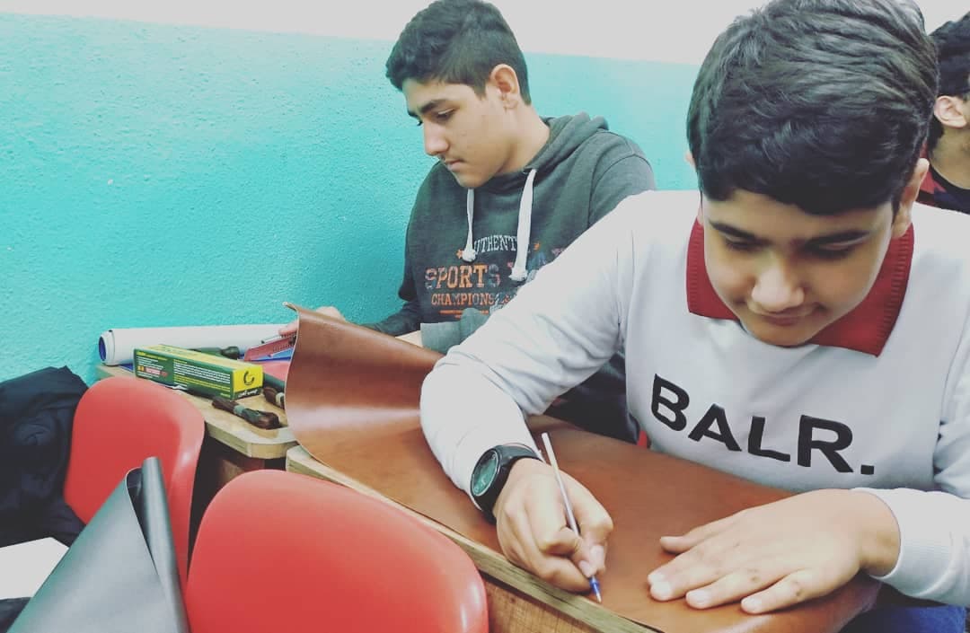 کلاس های آموزش مهارت چرم دوزی در درس کار و فن آوری