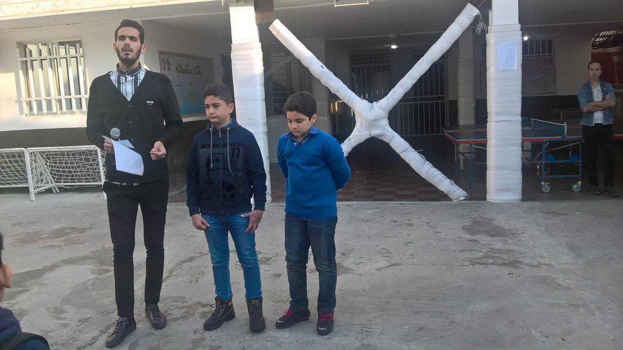 تشویق دو تن از دانش آموزان در مراسم صبحگاهی