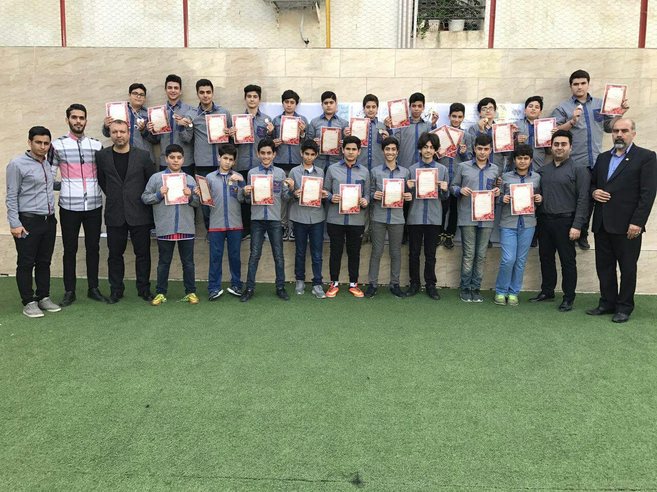 اهدای مدال و لوح تقدیر به فینالیست های مسابقات درون مدرسه ای در طرح حیاط پویا