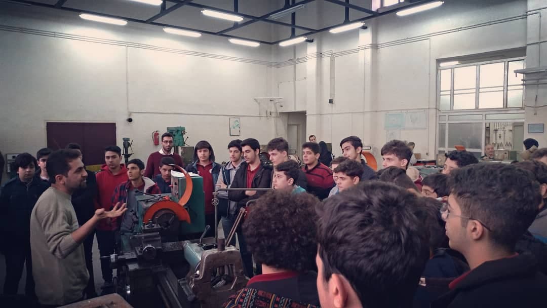 بازدید علمی - آموزشی دانش آموزان پایه نهم از کارگاه های فنی دانشگاه گیلان