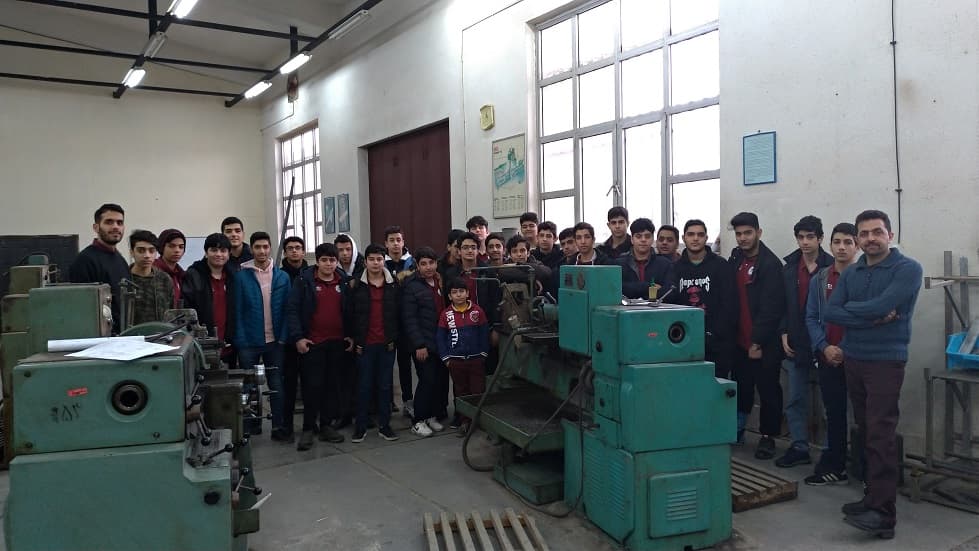 بازدید علمی - آموزشی دانش آموزان پایه نهم از کارگاه های فنی دانشگاه گیلان