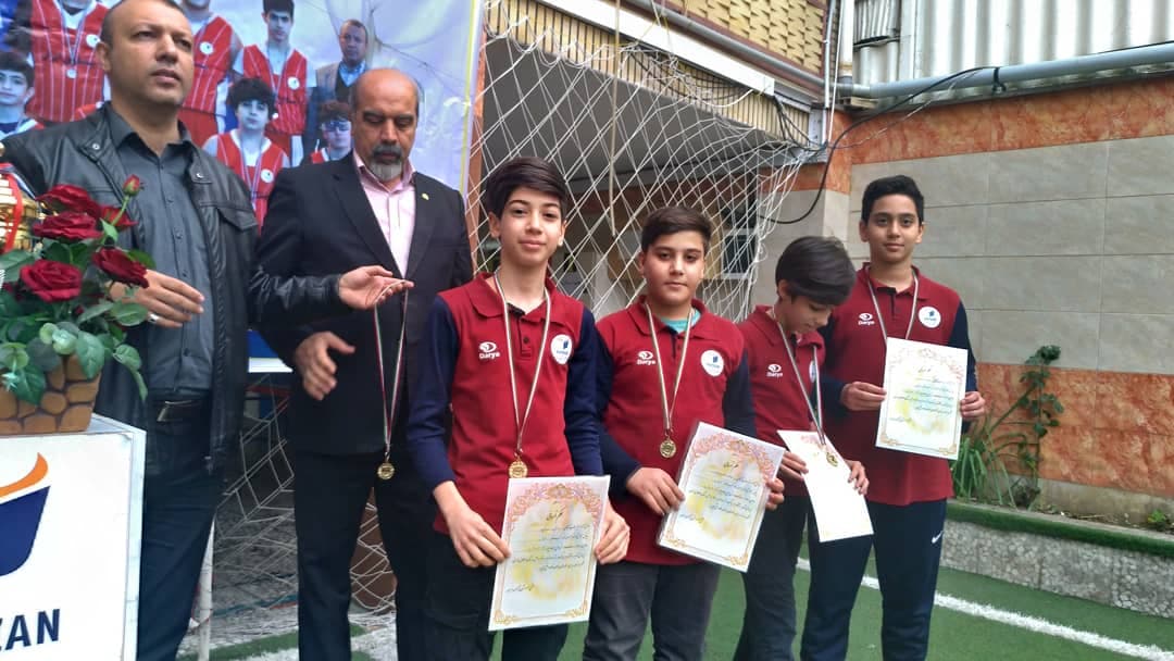 مراسم قدرانی از افتخار آفرینان علمی و ورزشی دبیرستان پیشتازان